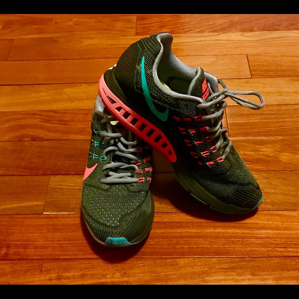 Nike awesome  women’s sneakers  size 10.5
